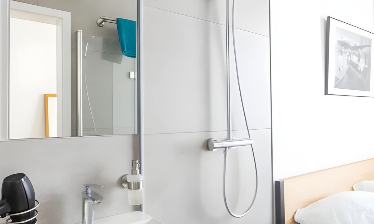 Salle de bain lumineuse avec miroir et douche