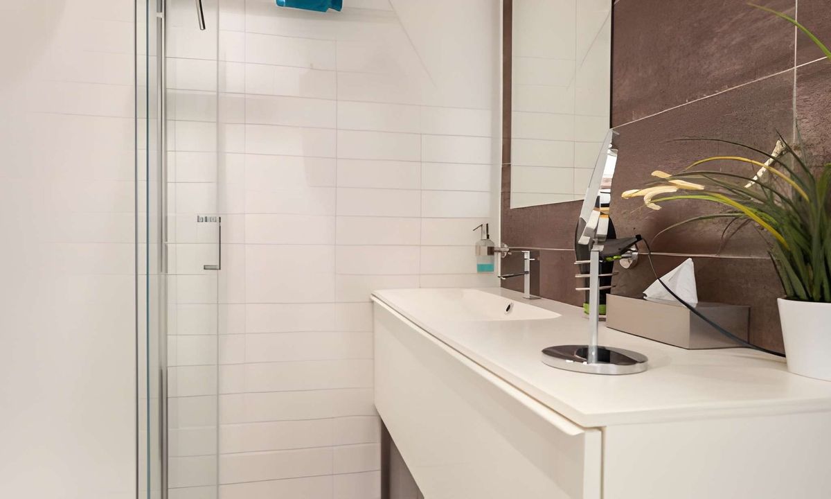 Modernes Badezimmer mit Dusche und eleganter Einrichtung.