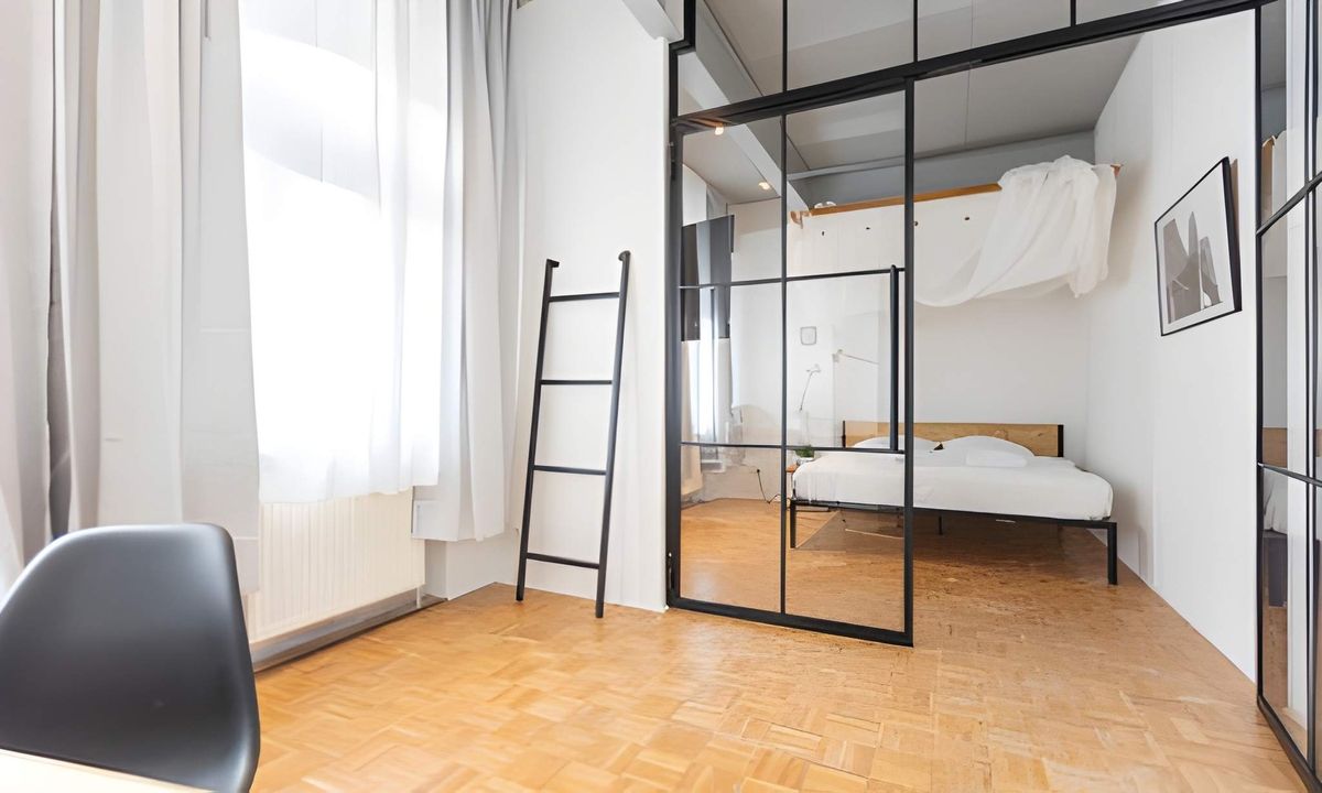 Modernes Schlafzimmer mit Spiegelwänden und Holzdetails.