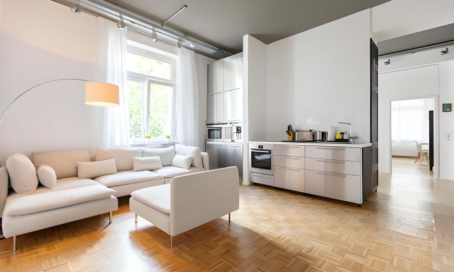 Lichtdurchflutetes Wohnzimmer mit modernen Möbeln und Holzfußboden.