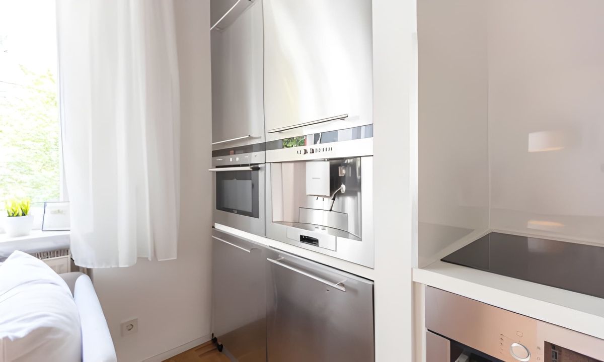 Moderne Einbaugeräte in einer hellen Küche