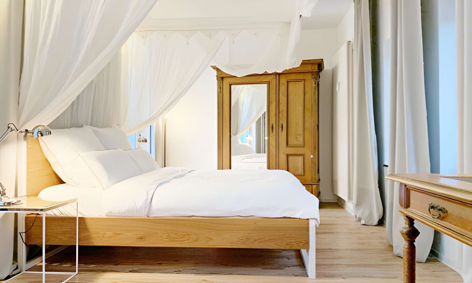 Chambre confortable avec lits en bois et mobilier élégant.